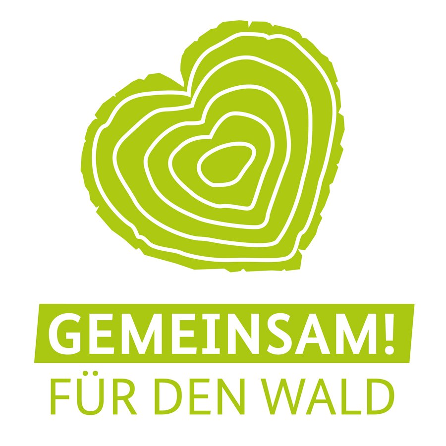 Das Bild zeigt das Solidarisierungssymbol der Deutschen Waldtage, eine herzförmige grüne Baumscheibe. Darunter der Slogan "Gemeinsam für den Wald".